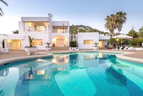 Gorgeous Villa near Ibiza centre — 4-Star Luxury Hotel in Santa Eularia Des Riu, Spain