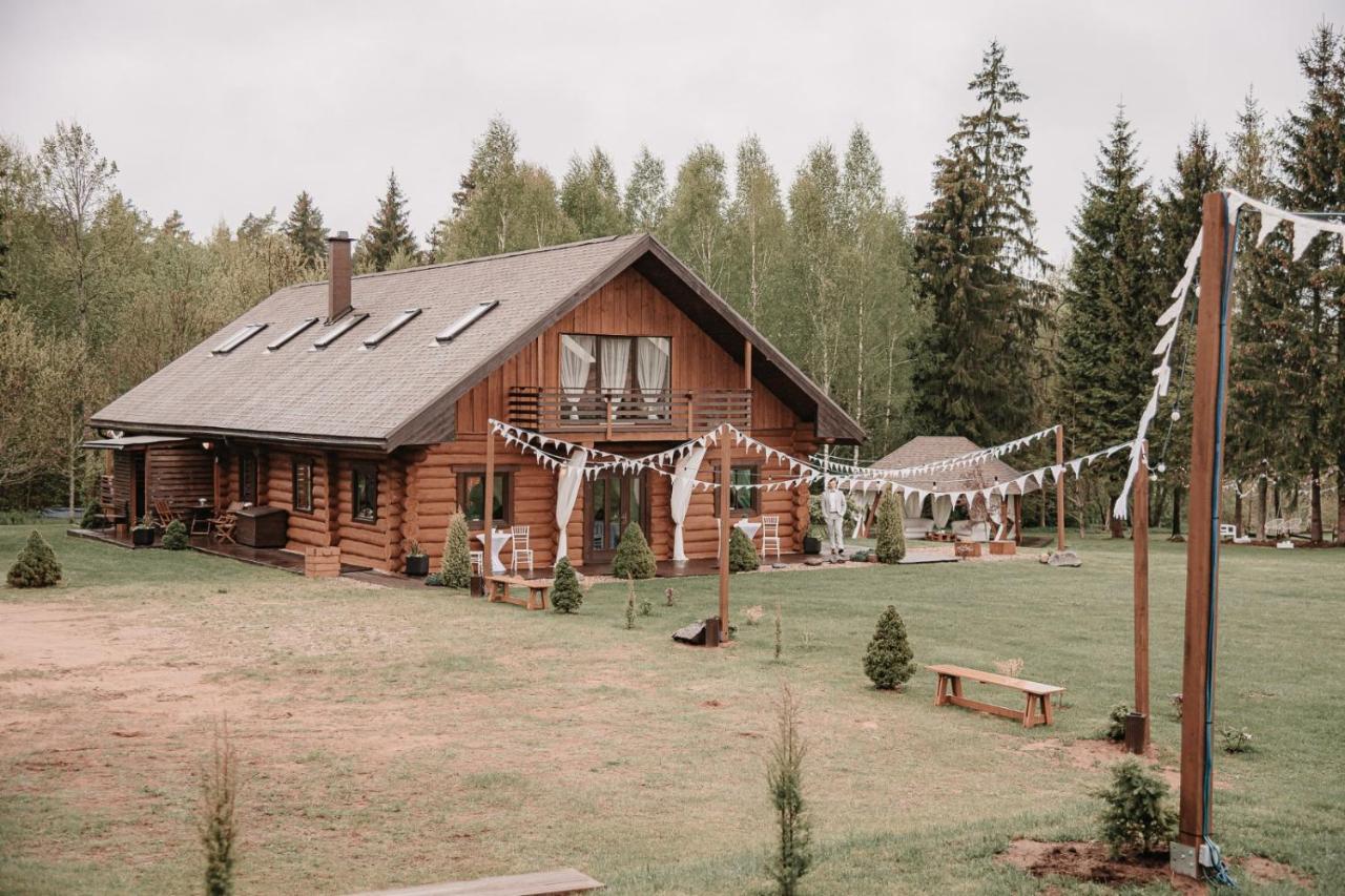 Viesu Nams Četri Gadalaiki in Unknown City, Latvia