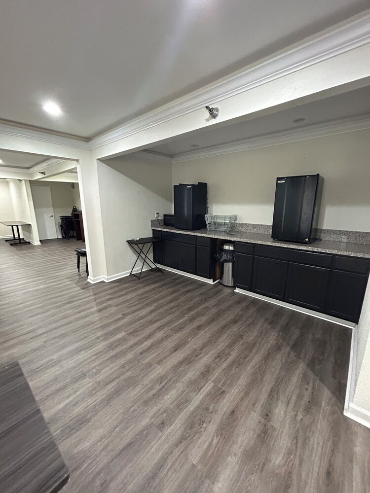 Clarion Pointe Greensboro Coliseum Area - photo 37