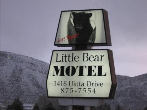 Little Bear Motel — Green River