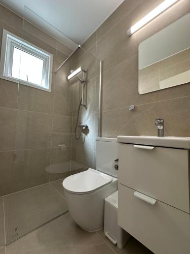 Olivia Mackenzie 2 Bedroom Flat with Pool