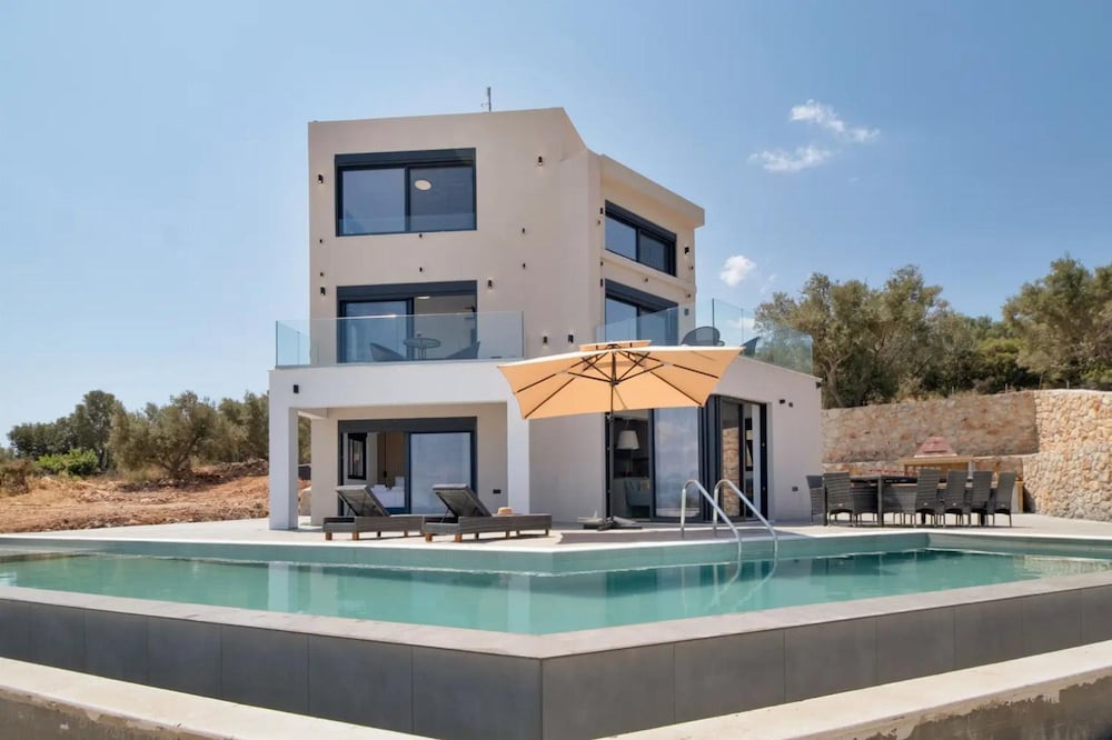 Villa Andria With 5 Bedrooms and 5 Bathrooms — 4-Star Luxury Hotel in Lefkada, Greece