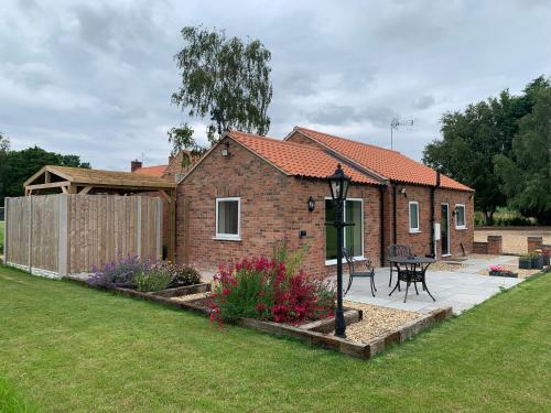 Woodside Retreat Lakeside views with Luxury Hot Tub in Retford, United Kingdom