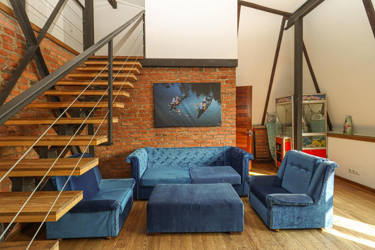 Vintage Mezzanine Apt in City Center By Wehost