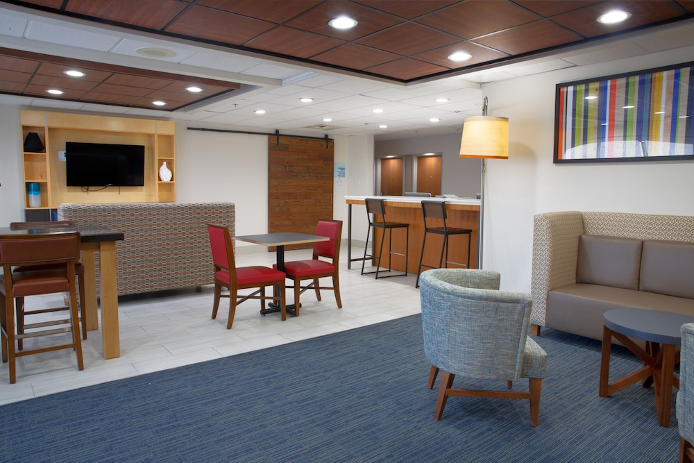 Holiday Inn Express & Suites Dayton Huber Heights an IHG Hotel - photo 2