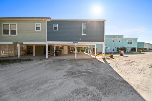 Knee Deep - carbon neutral hotel in Unknown City