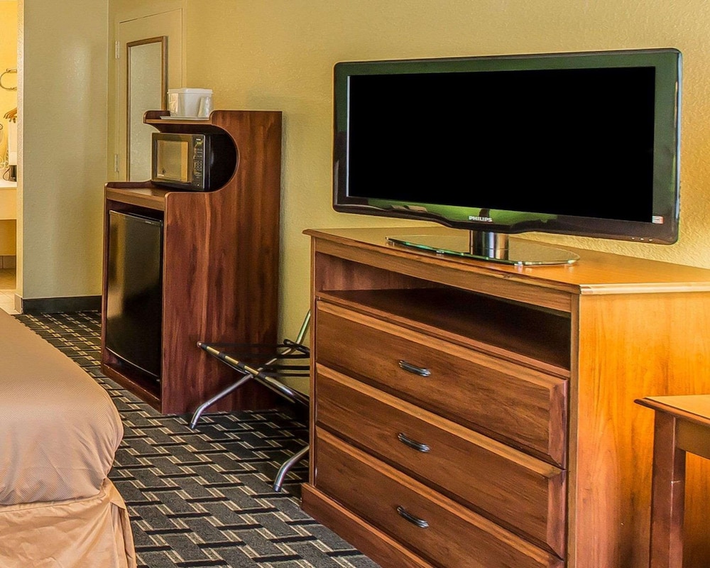 Econo Lodge Douglas - photo 19