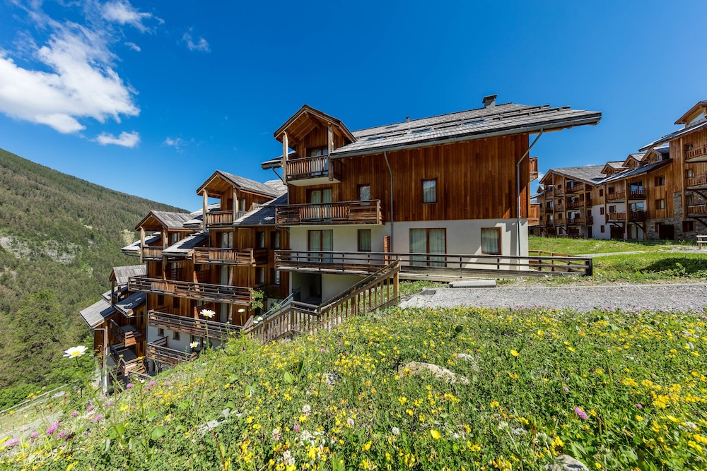 Noemys Les Chalets de Bois Méan in Embrun, France