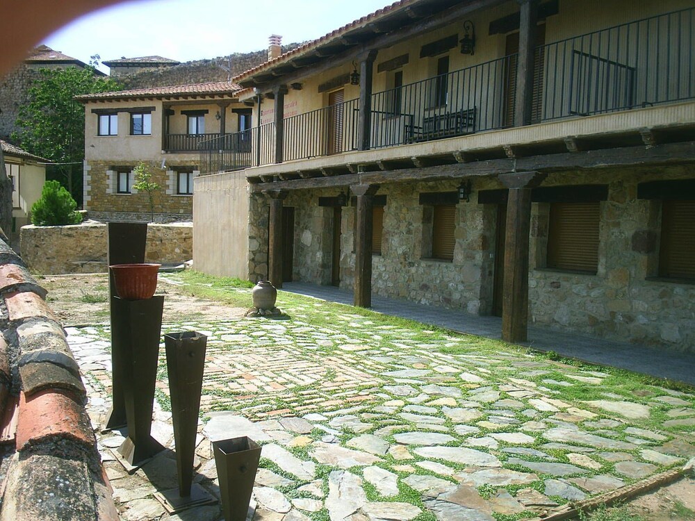 Apartamentos Leonor de Aquitania — 4-Star Luxury Hotel in Atienza, Spain