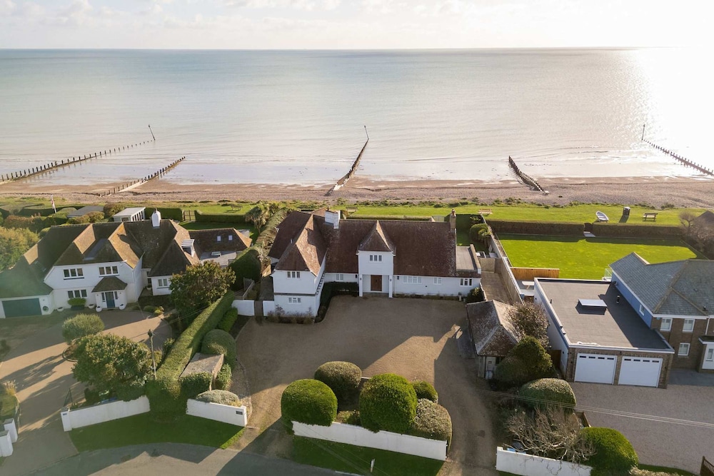 Luxury Beachfront Retreat for 14 With Hot Tub — hotel in Bognor Regis