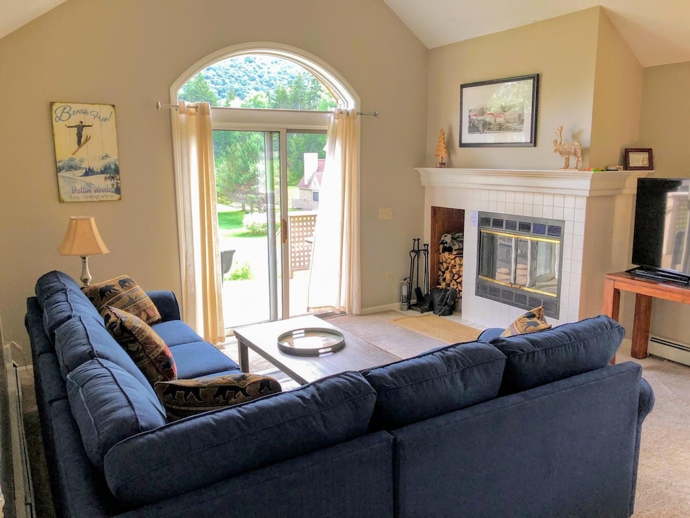 F3 Fairway Village Condo with great mountain views 8 minute walk from Omni Mount Washington Hotel — hotel in Carroll