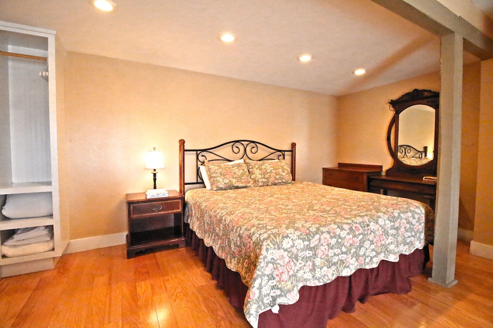 Peach Tree Inn & Suites - photo 6