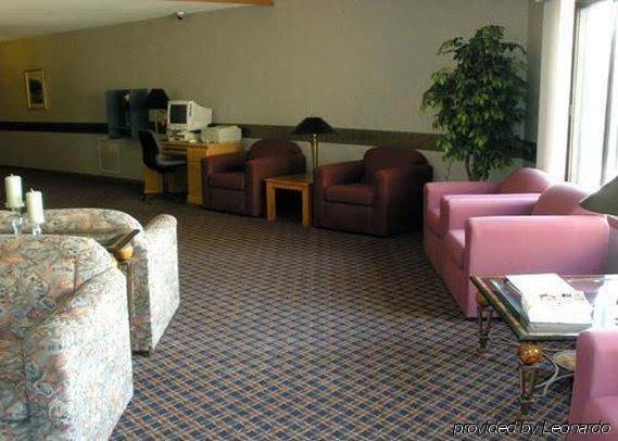 Econo Lodge Inn & Suites - photo 19
