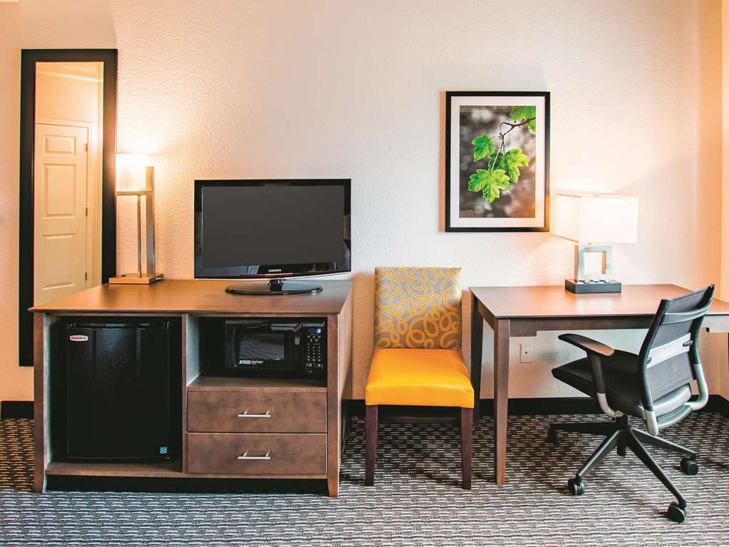 La Quinta Inn & Suites by Wyndham Fort Worth City View - photo 21