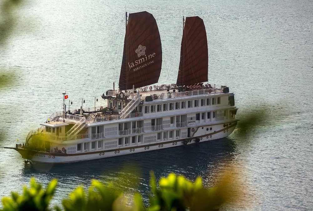 Heritage Line Jasmine Cruise — 4-Star Luxury Hotel in Ha Long, Vietnam
