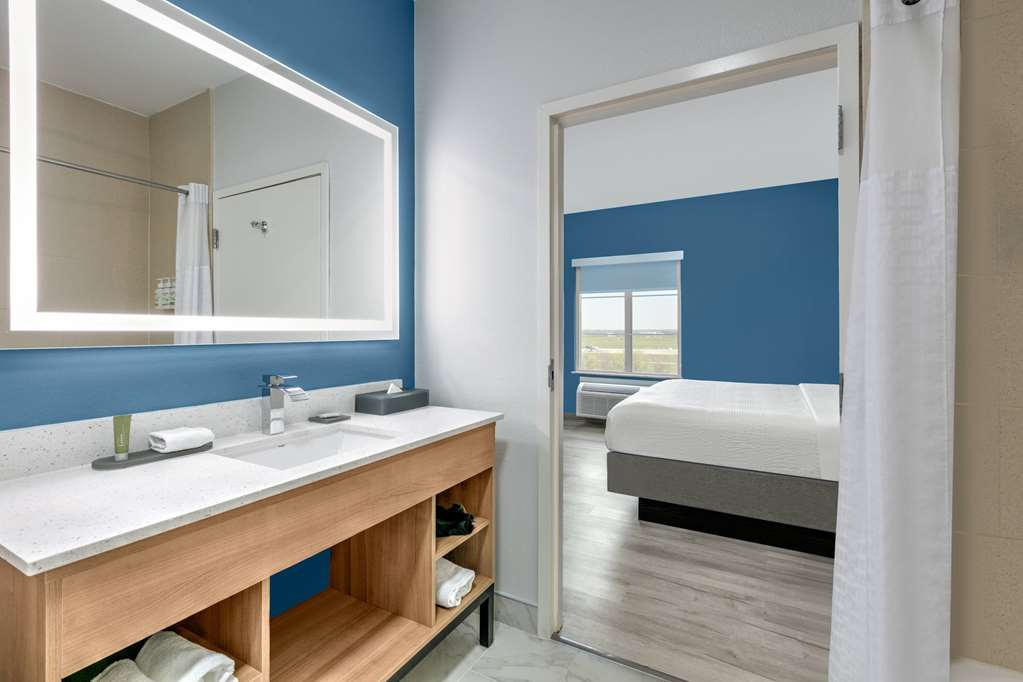 La Quinta Inn & Suites by Wyndham Ft. Worth Burleson - photo 30