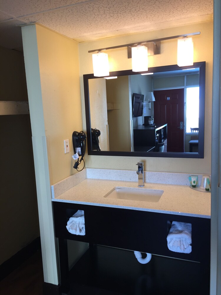 Blu Atlantic Oceanfront Hotel & Suites - photo 23
