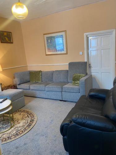 White and Sandstone Astley Bridge charming Family in Bolton, United Kingdom