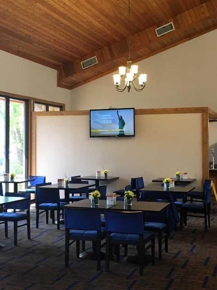 Howard Johnson by Wyndham Merrillville - photo 2
