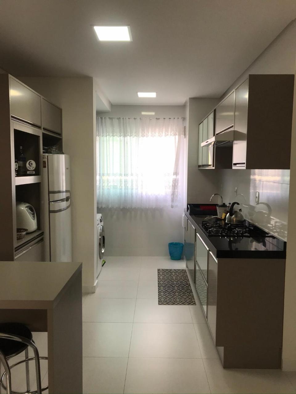 Apartamento 2 dormitórios a 300 metros do mar na Meia Praia Itapema sc