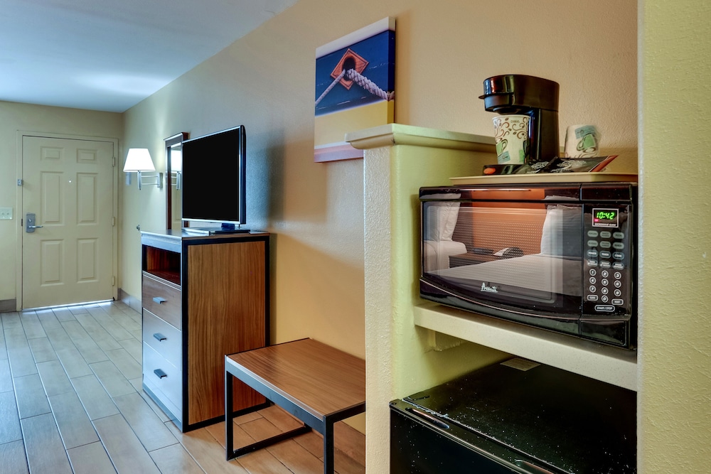 Captain's Quarters Inn - photo 13
