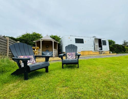 WildView Cosy Glamping with Outdoor Bath and stunning scenery in Helston, United Kingdom