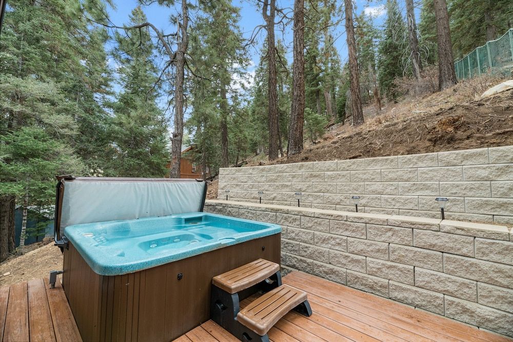 Bear Mountain Summit A frame nestled in the oaks and pines in Big Bear Lake, United States