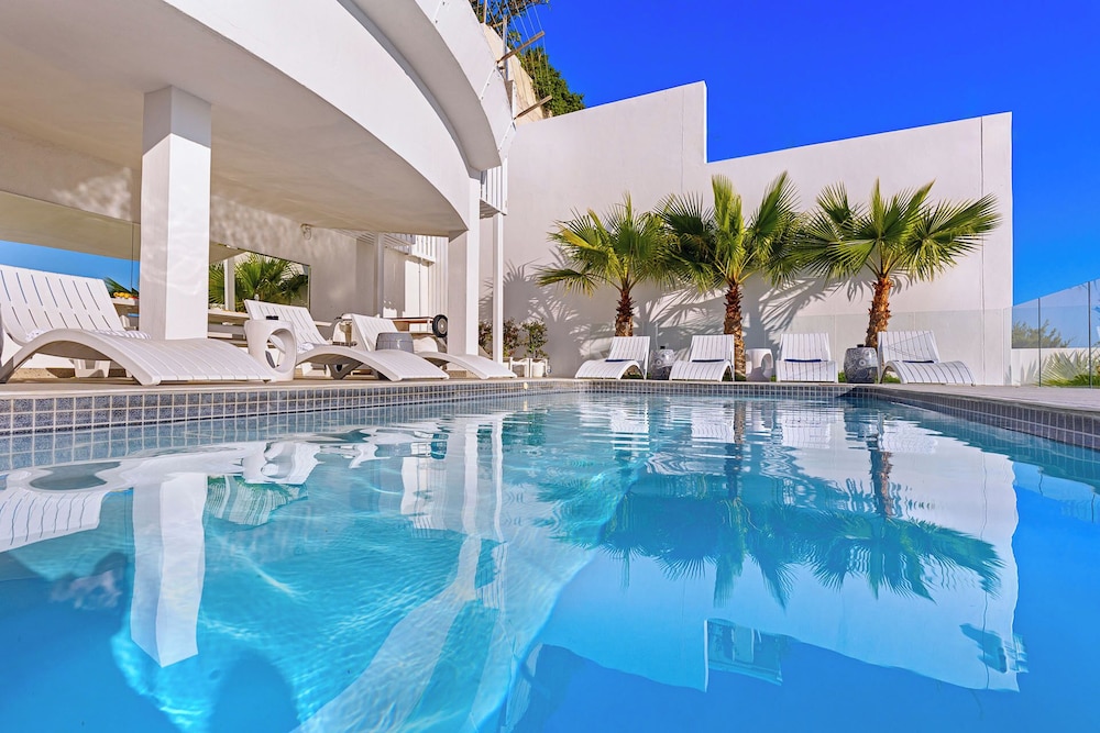 YOLO Spaces Clifton Boutique Villa