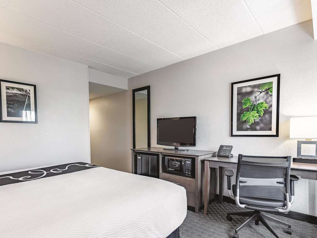 La Quinta Inn & Suites by Wyndham Salem NH - photo 30