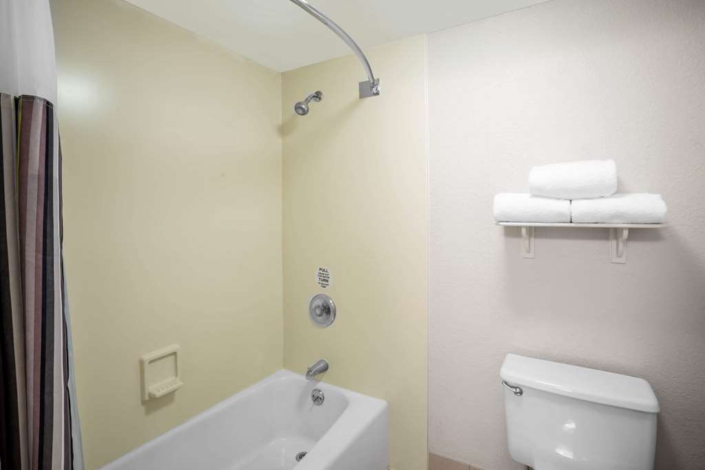 La Quinta Inn & Suites by Wyndham Nashville Airport Opryland - photo 27