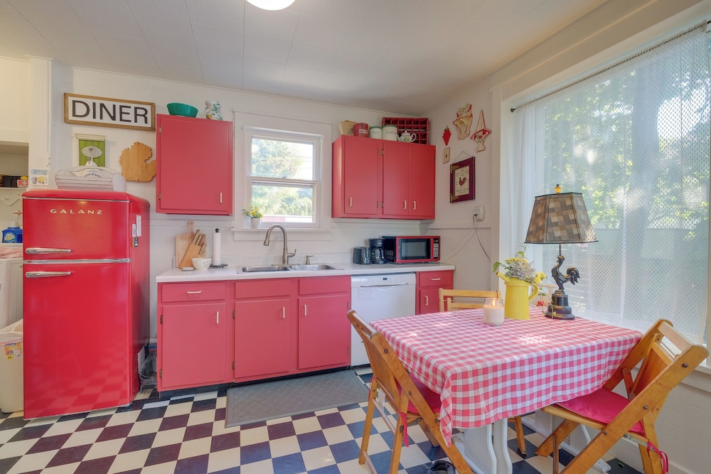 Vintage Charlevoix Home with Deck Near Round Lake — 4-Star Luxury Hotel in Charlevoix, United States
