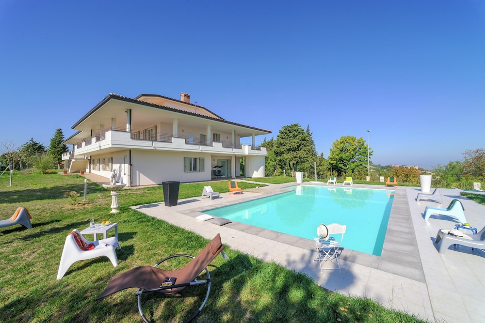 Grand Villa in Tavullia — 4-Star Luxury Hotel in Tavullia, Italy