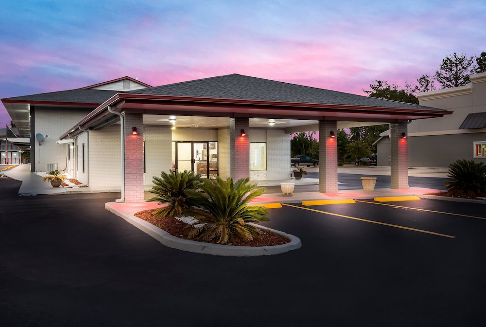 Red Roof Inn & Suites Thomasville - photo 33