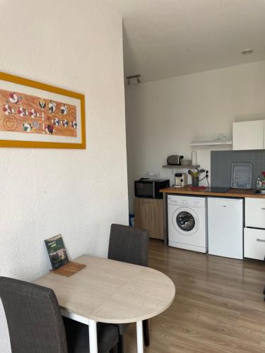 Studio Lumineux Au Calme En Centre Ville Face Aux Thermes - last minute hotel in Unknown City