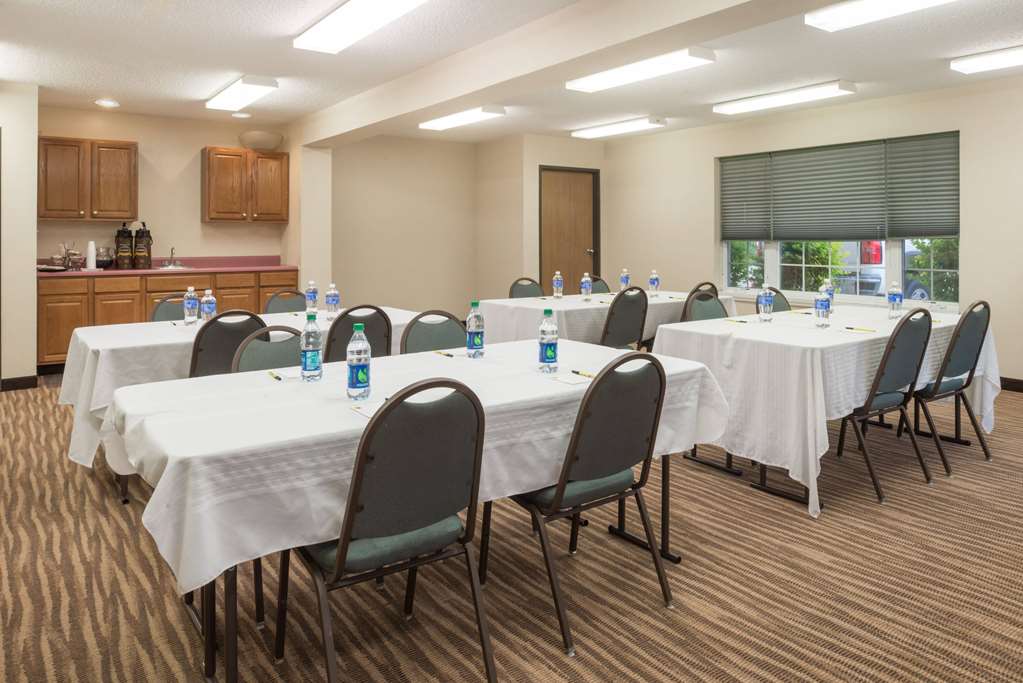 Super 8 by Wyndham Jerseyville - photo 22
