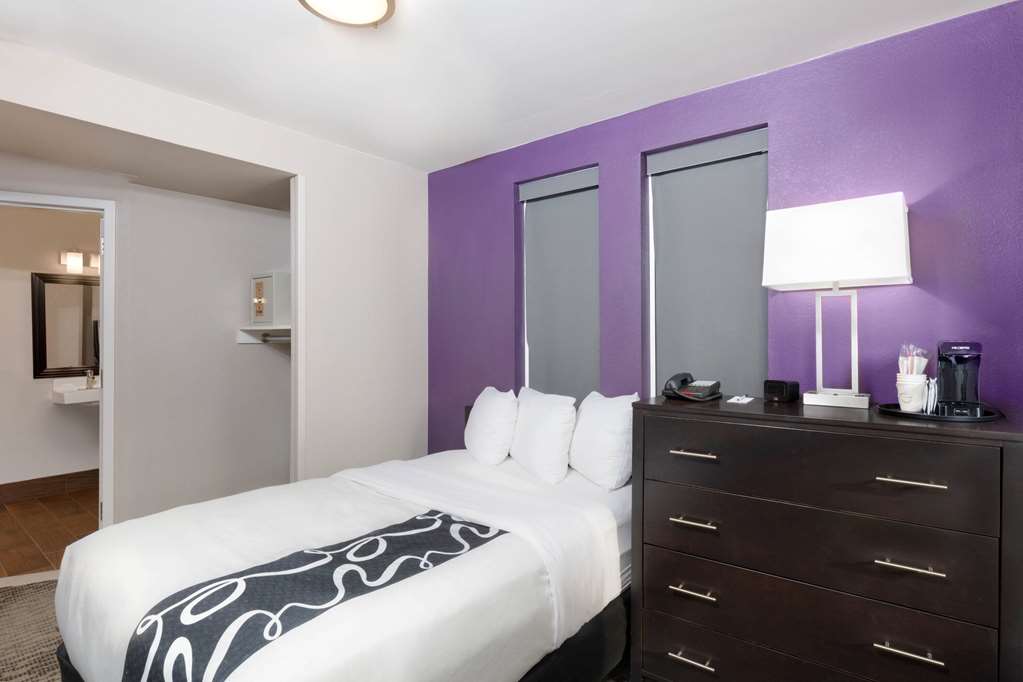 La Quinta Inn & Suites by Wyndham New York City Central Park - photo 34