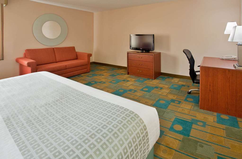 La Quinta Inn & Suites by Wyndham Des Moines West Clive - photo 38