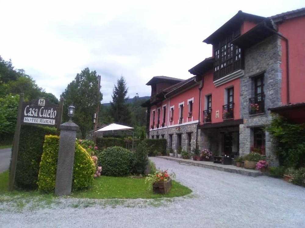 Hotel Rural Casa Cueto - carbon neutral hotel in Pilona