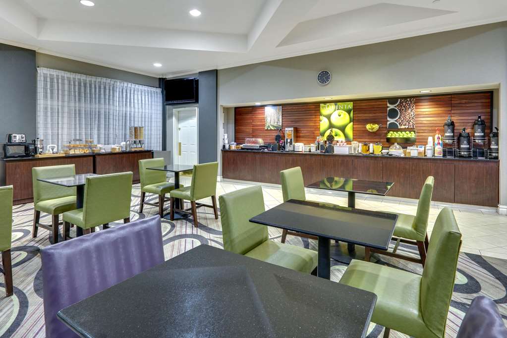 La Quinta Inn & Suites by Wyndham Dallas North Central - photo 24