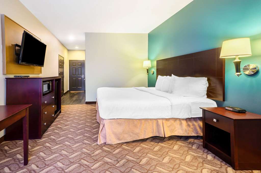 La Quinta Inn & Suites by Wyndham Longview North - photo 10