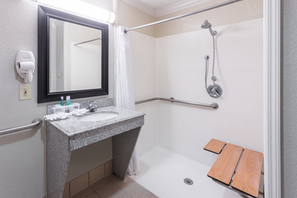 Holiday Inn Express Hotel & Suites Lake Charles by IHG - photo 7