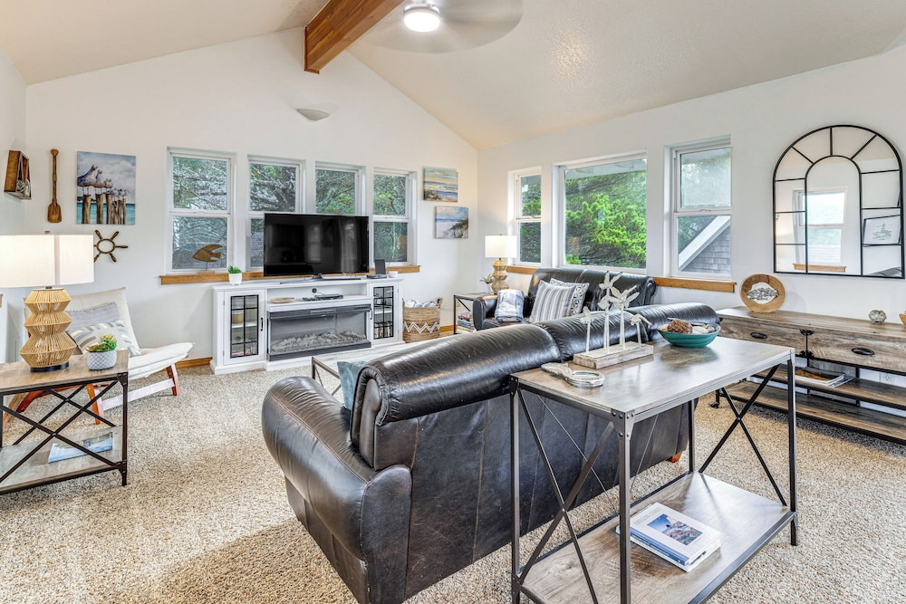 Rockaway Beach Home with Hot Tub 4 Blocks to Beach — 4-Star Luxury Hotel in Rockaway Beach, United States
