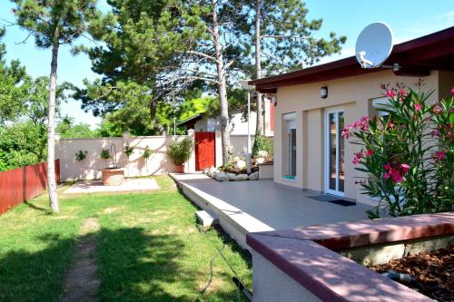 Kenese Panoráma Apartman — 4-Star Luxury Hotel in Balatonkenese, Hungary