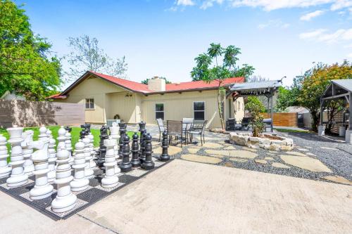 Checkmate And Chill Inn — Elgin