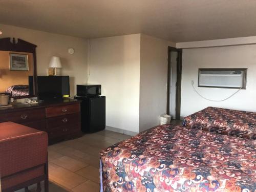 Hwy Express Inn & Suites - photo 3