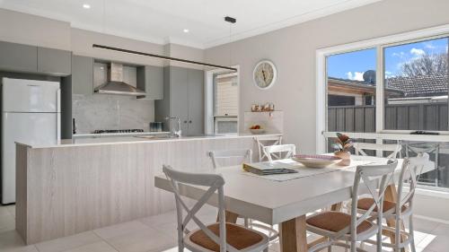 Seachange Umina Modern close to shops beach — hotel in Booker Bay
