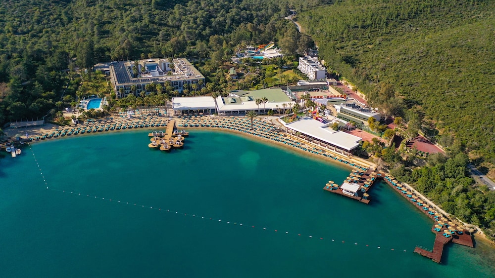 Crystal Green Bay Resort & Spa