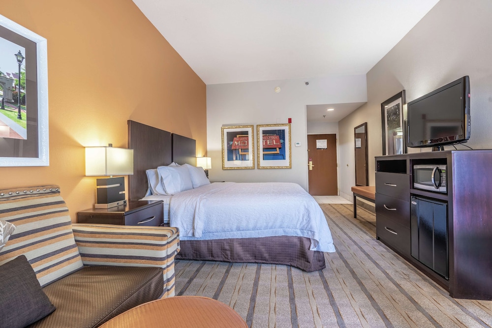 Hampton Inn Milledgeville - photo 14