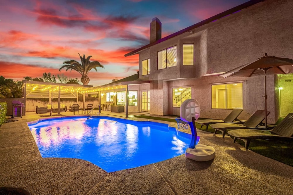 Solstice on Summit Family Retreat Pool Putt Grn Sleeps 10 — 4-Star Luxury Hotel in Chandler, United States