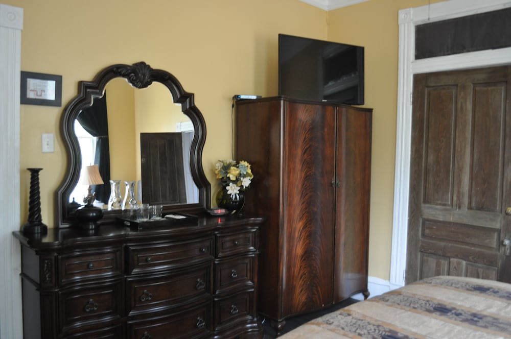 The Mardi Gras House - photo 15